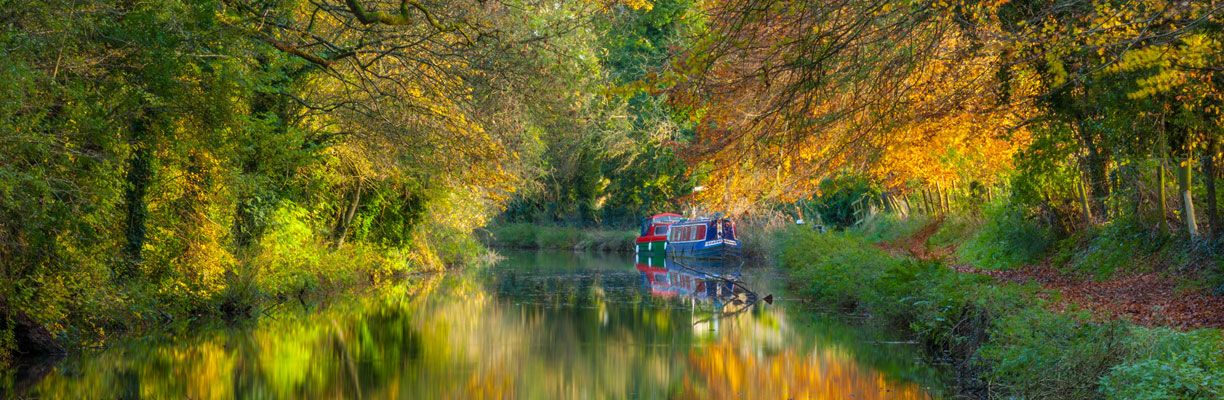 Kennet and Avon canal at Pewsey in the Autumn